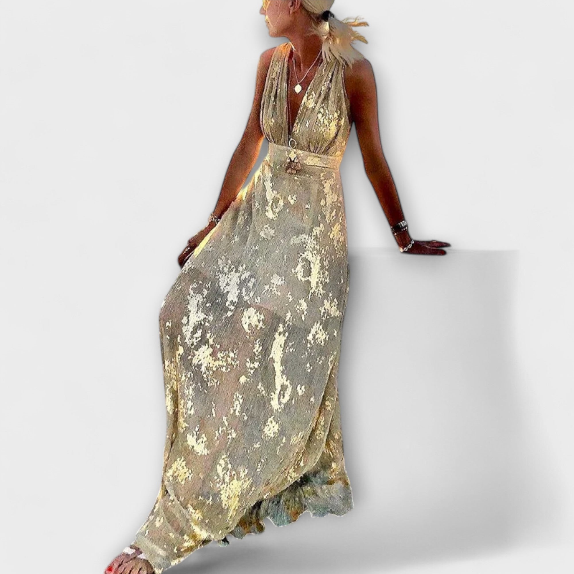 Elegant dress with V-neckline and sequin detail